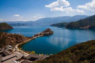 這湖是雲南和四川的分界線，也是著名旅遊景點，一起來看看