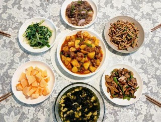同事來家吃飯，媳婦做了6個菜，同事說外面花100都吃不到