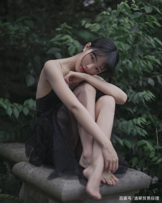 潮流時尚：夏季樹林中的精靈青春美少女，宛如落入人間的天使！