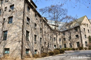 韓國著名的高等學府，校內盡是老舊建築，遊客說這是文化的傳承