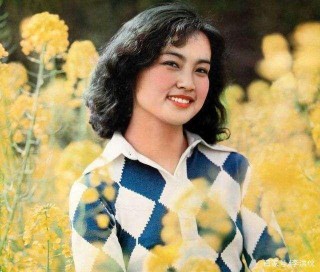 劉曉慶情史：7次戀愛4場婚姻，與姜文轟轟烈烈，最後嫁給了真愛