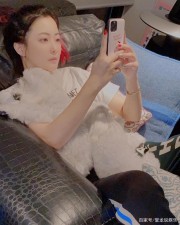 43歲的金喜善終於瘦了，T恤配休閑褲躺沙發上，皮