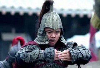 導演組集體跑龍套，三個導演跪在胡歌前面，胡歌表示壓力好大