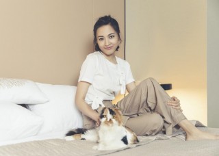 擼貓女神！萌御姐鄭羅茜寒冬暖心大片曝光