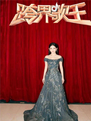 謝娜不愧是時尚辣媽，穿連衣裙現身，將完美身材展現得淋漓盡致