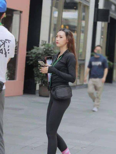 舒適時尚的打底褲打造時尚女神穿搭，秀出美麗長腿，氣質不凡