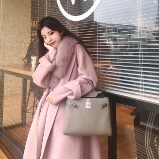 女人想要貴氣不凡，就要選擇一款貴一點的大衣才耐穿