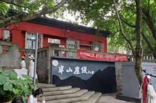 渝中新晉網紅景點，淡雅紅牆神似故宮，吸引了眾多身姿窈窕的美女