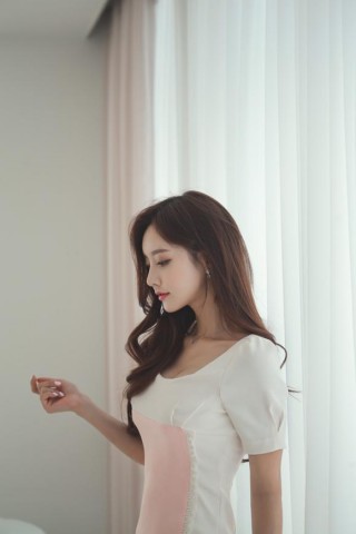 孫允珠高清美圖：編織拼接粉紅家居連衣裙