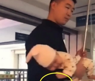 寶爸在醫院抱娃打吊瓶走紅，臉上卻無比淡定，網友：心可真大
