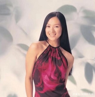 20歲章子怡初顯“東方之美”樣貌，無痕單衣秀少女身材