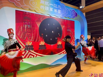 55家內地出版單位亮相第36屆香港書展_雲南_展台_趙靜怡