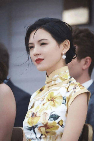 又被張予曦美到了，一襲黃色印花旗袍溫婉端莊，盡顯東方古典美