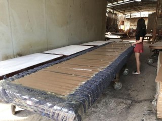 不可思議！這些家具商場幾十萬的假紅木，出廠價卻只要幾千元