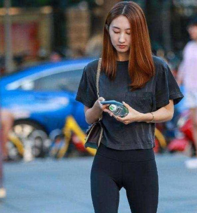 酷系風格的瑜伽褲來嘍，修飾腿部線條，時尚百搭