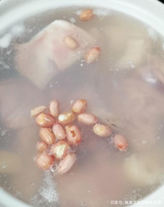 美食制作的焯水都是先把血沫打掉再撈出食材沖涼水洗為什麼？