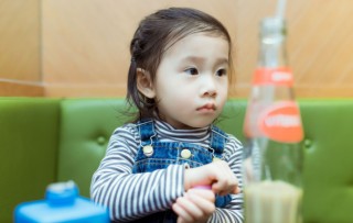 媽媽喝醉酒，6個月妹妹哭個不停，6歲男孩打了110