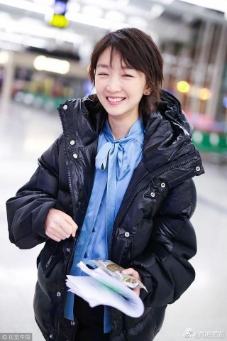 周冬雨穿男款羽絨服猶如春天般清新，冬叔也是行走的衣架子