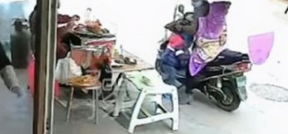 玉林女子背上疑似帶嬰兒還要載孩子，孩子剛要上車，車子就被撞飛