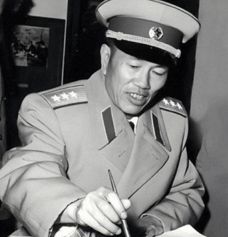 鄧華轉業到四川任副省長時，身上一直帶著兩把手槍？謝秘書揭秘