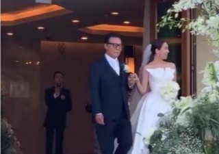 巨星終於回來了，權志龍現身姐姐婚禮，西裝加身依然