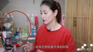 53歲周海媚下廚做美食，廚房物品擺放顯雜亂，不婚不育獨居豪宅