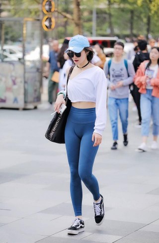 女生這樣的身材是“練”出來的吧？勻稱的身材挑不出任何毛病！