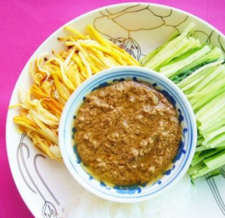 東北人家最愛的涼拌菜，芝麻醬涼拌三絲