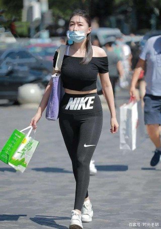 豐潤柔美的打底褲美女，才能減少刻板感覺，更顯身材