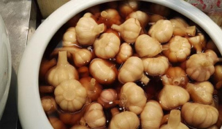 吃醋泡大蒜殺菌養胃，但有兩類人吃大蒜，會起反作用