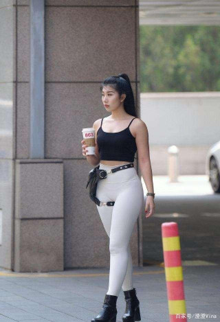 時尚有型的打底褲更具潮流時尚感，輕盈舒適又顯氣質，時尚前衛
