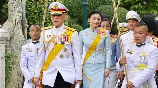 泰國王室公布國王和新晉貴妃官方照！34歲貴妃確實驚艷，完勝王后
