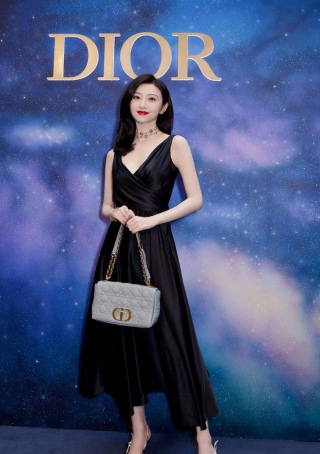 景甜空降Dior殺回時尚圈！搶趙麗穎風頭變顏值擔當，穿黑衣超級美