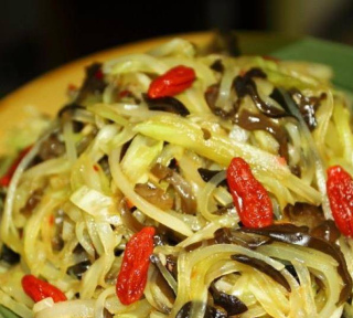 涼拌爽口青筍，這樣做清脆無比，既開胃又下飯，一吃就上癮