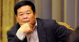周群飛：兩段婚姻成就愛情生活，努力工作終成“手機玻璃大王”