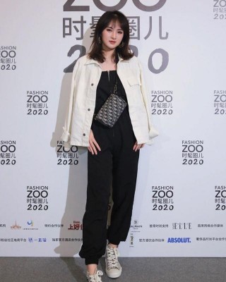 華為小公主姚安娜曬照，哪吒頭手握“豪橫”有氣勢，或欲闖娛樂圈