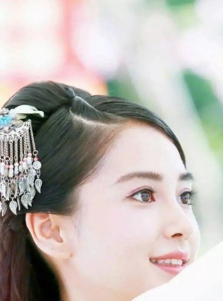 女星古裝側顏一笑，楊蓉惹人憐惜，唐嫣低眉淺笑最迷人