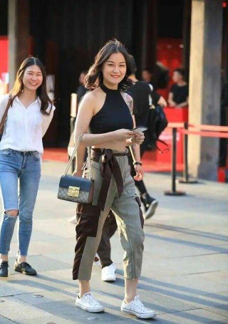 健美褲有多美，把姑娘的身材突顯的淋漓盡致，大方舒適