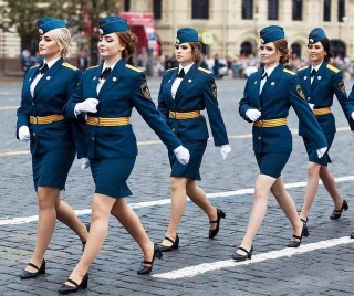 中日俄女兵對比：俄羅斯金發碧眼，日本背小包，呢？