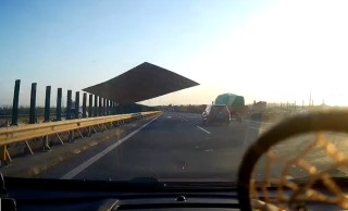 高速上突然飛來一塊木板，直接擊碎對向車道汽車擋風玻璃