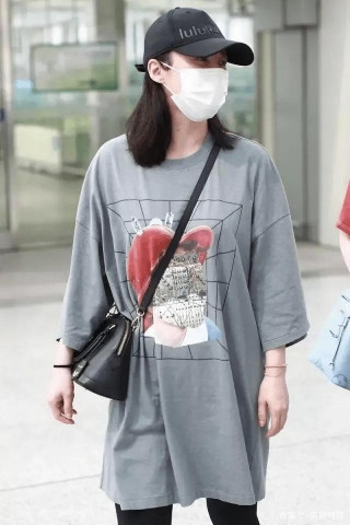蔣勤勤穿T恤裙走機場，搭了條健美褲，這麼俗氣真成了中年大嬸！
