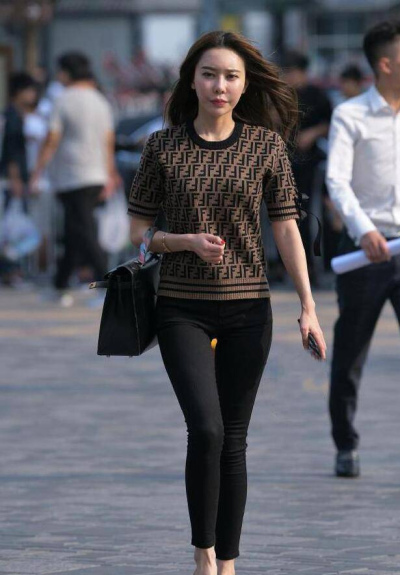 黑色打底褲如何搭配上衣，小姐姐在街頭示範，時尚又優雅
