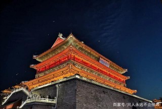 西安鐘樓、鼓樓和回民街適合晚上觀光，沿途品嘗各種美食