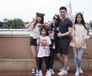 小s三個女兒玩90度超高滑梯，三姐妹不同反應彰顯不同性格