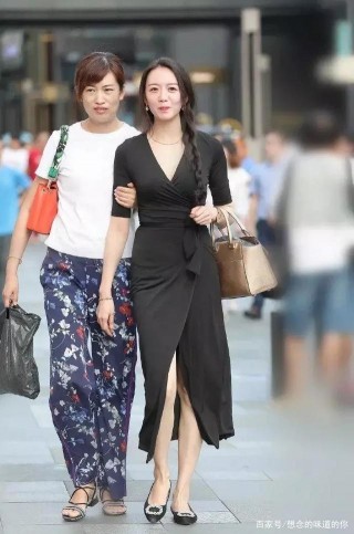 穿上連衣裙時尚優雅襯托優美的線條，提升自身優雅氣質