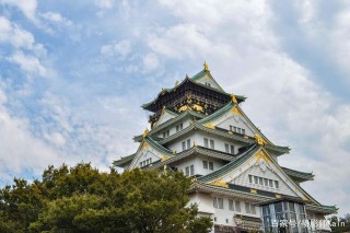 大阪城天守閣，一座鋼筋混凝土的仿古建築，卻成了日本旅遊的象征