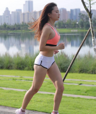 江蘇22歲美女晨跑照走紅，身材好，回頭率高