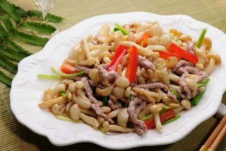 用白玉菇入菜，大人孩子都喜歡吃，上桌即光