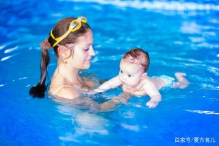 湖南滿月嬰兒，戴脖圈遊泳窒息，照顧寶寶時，家長要避開這些誤區