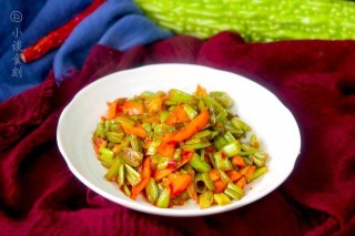 這菜梗中心是空的，但卻不是藕帶，加點香醋炒一炒，比藕帶還脆